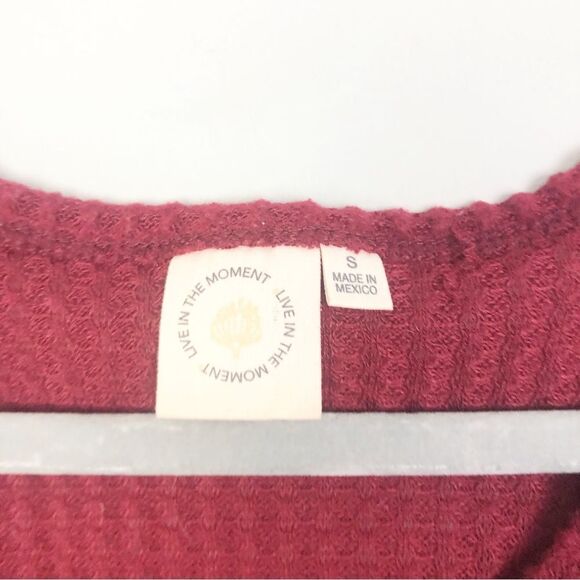 LIVE IN THE MOMENT | Burgundy Brick Waffle Knit Thermal Button Top Women’s Small - Picture 6 of 8